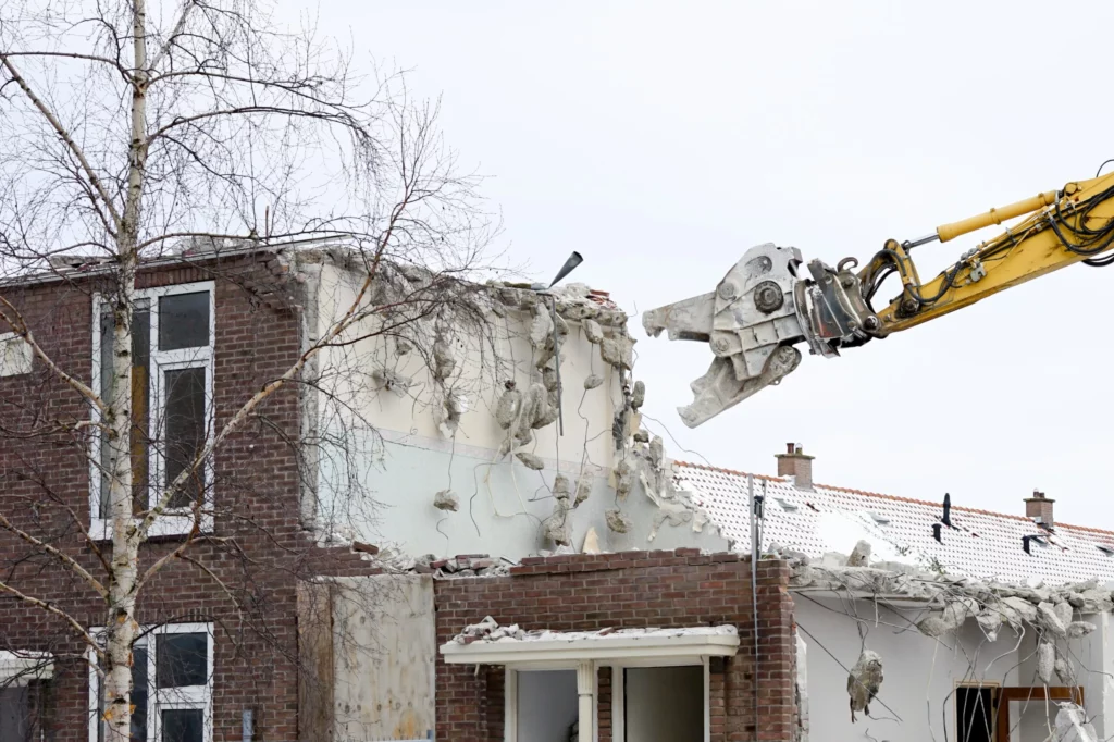 Abrisshaus-Baustelle-schwere-Maschine